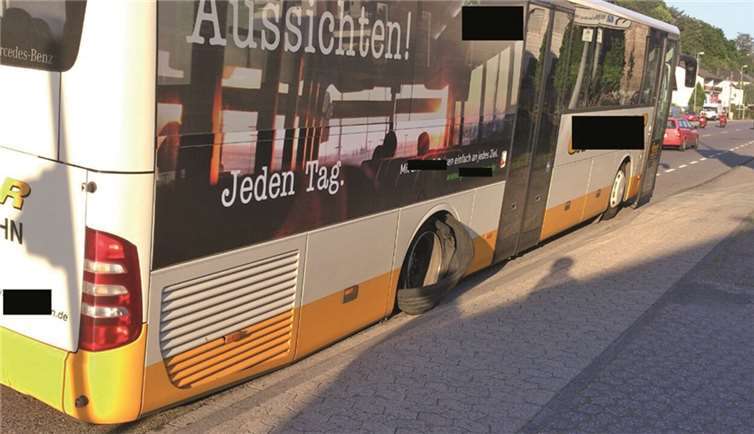 Bus nach Panne mit aufsitzendem Fahrgestell.