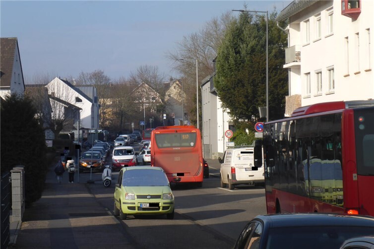Busse imWohngebiet im Stau.