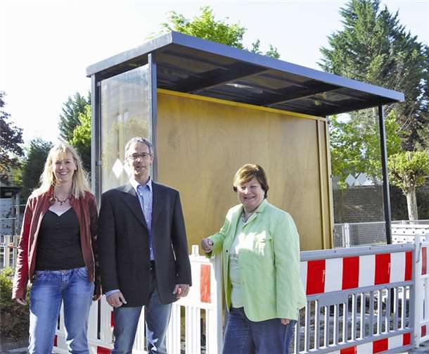 Buswartehalle an der Grundschule Odendorf, v.r.n.l. Ortsvorsteherin Elisabeth Kümpel, Udo Müllenborn und Christina Havemann vom Gebäudemanagement der Gemeinde Swisttal. privat