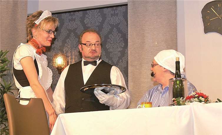 Butler Jean hat sich in die Tochter des Hauses verguckt. Man versucht es Otto neureich schonend beizubringen.