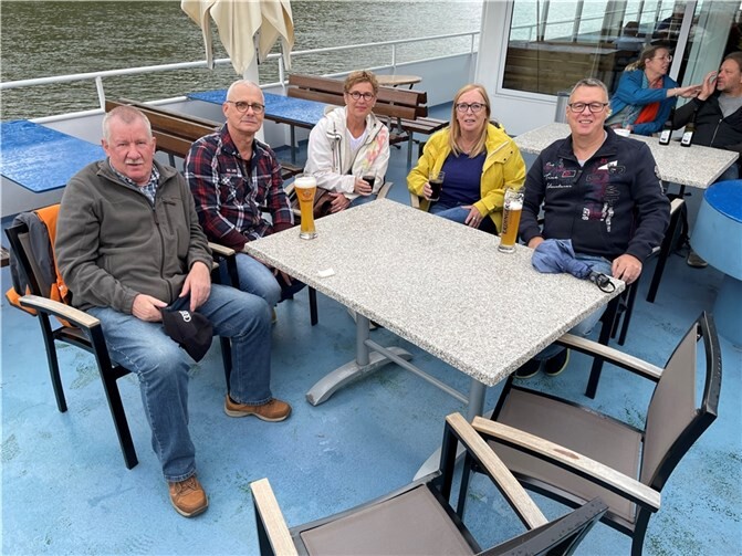 Bw-Ehemalige und Partnerinnen bei der Schiffsfahrt zum Namedyer Werth.  Foto: privat
