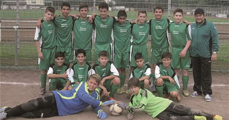C 1-Jugend der Spvgg Bendorf: Tugay Güven, Furcan Acar, Basti Kretz, Engjell Mehmeti, Emir Han Aydin, Ylli Abazi, Sebastian Zymelka, Daniel Wagner, Trainer Charly Zengin (st.v.l.); James Eylya, Riyad Bourouh, Anil Zengin, Ibo Aydin, Alexander Schmidt (hockend v.l.), Tobi Boczkowski, Marius Buchner (liegend v.l.).privat