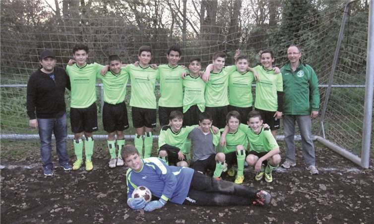 C 1-Jugend: stehend v.l.n.r.: Trainer Charly Zengin, Engjell Mehmeti, Emir Han Aydin, Basti Kretz, Furkan Acar, James Eylya, Tugay Güven, Daniel Wagner, Sebastian Zymelka, Trainer Hans-Peter Schmidt; liegend/hockend v.l.n.r.: Tobi Boczkowski, Alexander Schmidt, Ibo Aydin, Marius Buchner, Ylli Abazi. privat