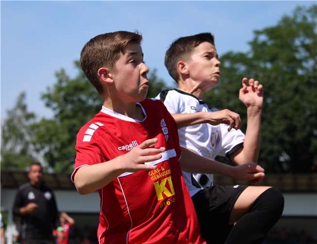 C II-Junior Felix Grosser (l.) im engagierten Zweikampf mit einem gegnerischen Spieler. Foto: Martin Brand