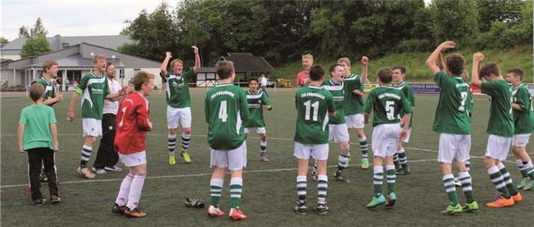 C-Jugend der JSG Puderbach hält in letzter Minute die Leistungsklasse und feierte das mit einer zünftigen Humba im Mittelkreis. privat