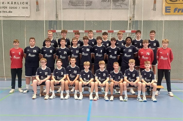 C-Jugende des HBMUB in neuen Trikots