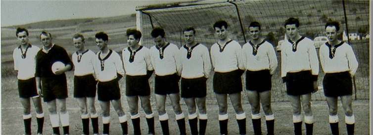 C-Lizenz-Inhaberin Jessica Hallfell gibt seit vier Jahren den Takt vor.Die erste Mannschaft des SV Ruitsch-Kerben bei einem der der ersten Spiele auf dem Sportplatz in Ruitsch, der am 16. September 1962 pünktlich zur Ruitscher Kirmes eingeweiht wurde v. li.:Helmut Polcher, Rudolf Welling, Rudolf Wolf, Richard Schneider, Walter Seifert, Werner Krechel, Willi Kalter, Albert Wingenbach, Rainer Schlich, Balthasar Tuttenhöfer und Erich Nördershäuser. Von dieser Mannschaft sind Nördershäuser, Tuttenhöfer und Kalter bereits verstorben.