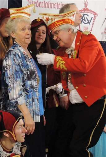 Ein echtes Lohnschdener Mädchen  CCO-Vorsitzender Helmut Hohl hatte seine Mühe, den RKK-Damenorden an Hilde Kleins Jacke zu befestigen.