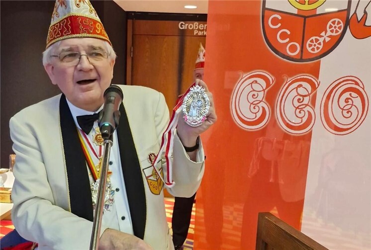 CCO- Vorsitzender Helmut Hohl stellte beim CCO- Aktivenempfang den von Eva Bonn entworfenen CCO- Sessionsorden 2026 vor. Fotos: Wolfgang Nagel