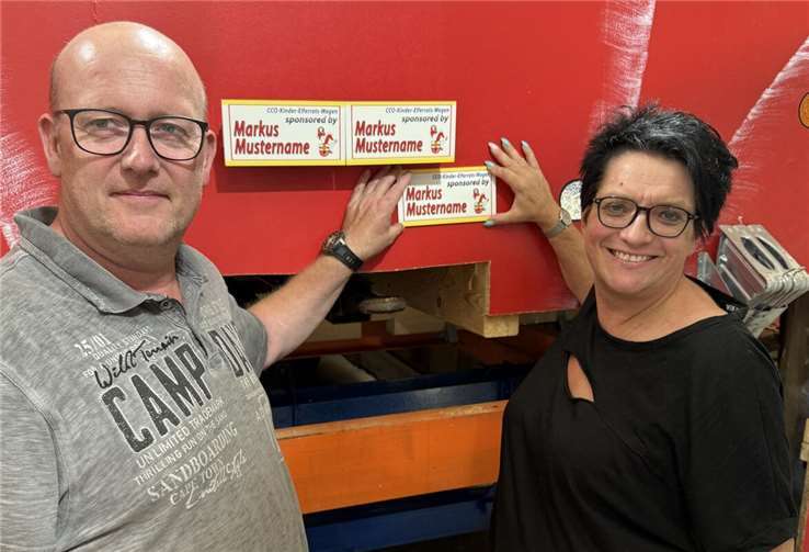 CCO-Wagenbaumeister Thomas Back und CCO-Schatzmeisterin Sabine Hohenbild mit den CCO-Solidaritäts-Bausteinschilder.