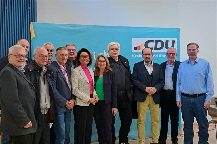 CDU Bad Breisig beim Kreisparteitag mit MdL Petra Schneider (7. v.l.), MdB Mechtild Heil (8. v.l.) und MdL Guido Orthen (11. v.l.)