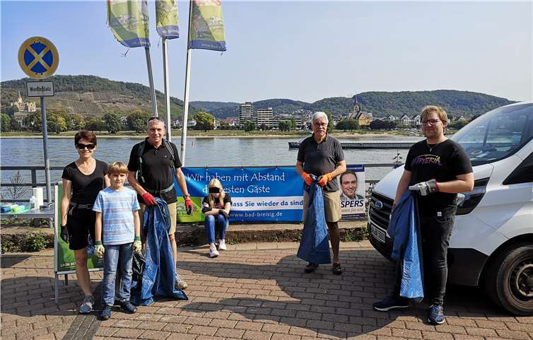 CDU Bad Breisig unterstützt beim „Rhine-Cleanup“, v.l.n.r.: Jana Schweikert, Florian Schweikert, Michael Schweikert, Elmar Lersch, Maik Warnke.Foto: CDU