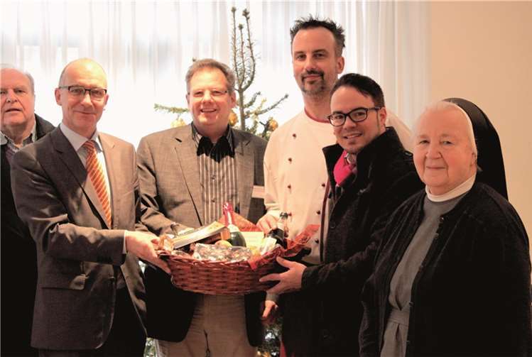 CDU-Bürgermeisterkandidat Bert Spilles (l.) und CDU-Fraktionsvorsitzender Joachim Kühlwetter (2.v.r.) überreichen den Mitarbeitern des Seniorenhauses St. Joseph symbolisch einen Präsentkorb. CDU Meckenheim
