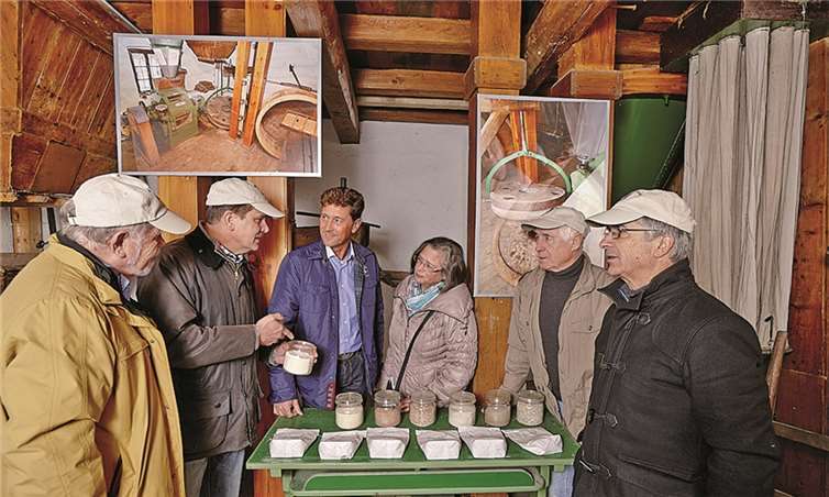 CDU-Bürgermeisterkandidat Detlef Odenkirchen (3.v.l) bei seiner Bereisung durch das Brohltal, hier in der Henk´s Mühle in Niederzissen. Marco Rothbrust
