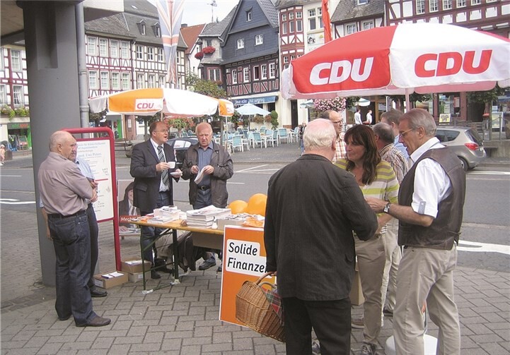 CDU-Bürgermeisterkandidat Guido Nisius beim Wahl-Infostand des CDU-Gemeindeverbandes. Privat