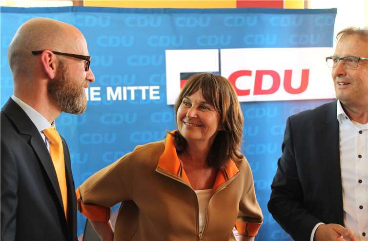 CDU-Bürgermeisterkandidat Joachim Plitzko und Abgeordnete Mechthild Heil im Gespräch mit Staatssekretär Peter Tauber. Foto: privat