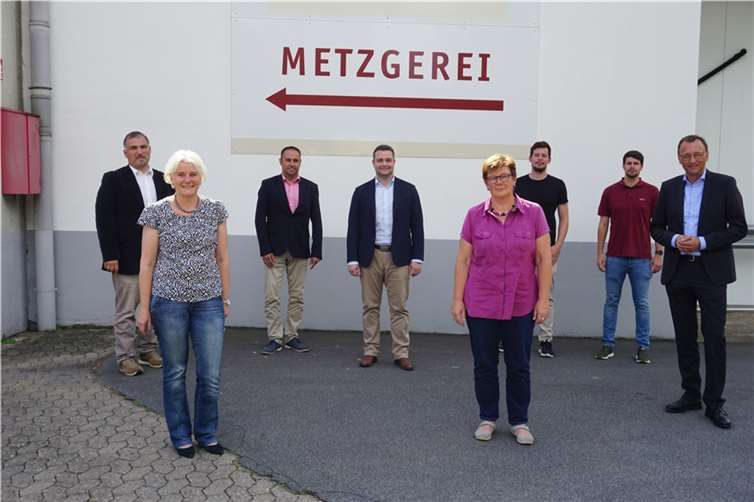 CDU-Bundestagsabgeordnete Josef Oster (1.v.r.) und Torsten Welling MdL (4.v.l.) besuchten die Metzgerei Hünten in Löf. Foto: privat