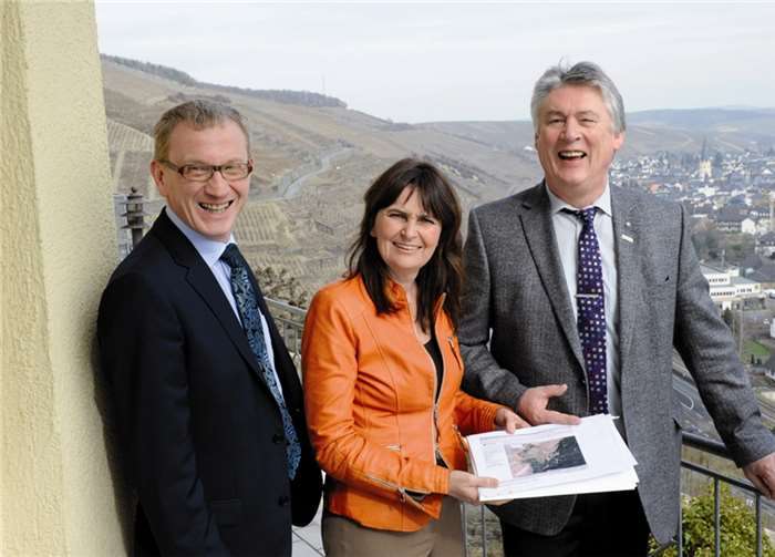 CDU-Bundestagsabgeordnete Mechthild Heil hatte Dr. Jürgen Gehb (re.) zum Arbeitsbesuch ins Ahrtal eingeladen, hier mit Bürgermeister Guido Orthen (li.).FIX