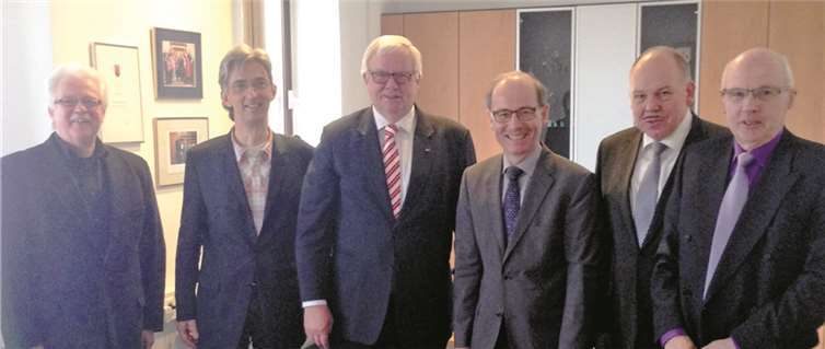 CDU-Bundestagsabgeordneter Dr. Michael Fuchs (3. v. l.) war zum Gespräch mit Kommunalpolitikern und Vertretern der Bürgerinitiative gegen Bahnlärm nach Weißenthurm gekommen. privat