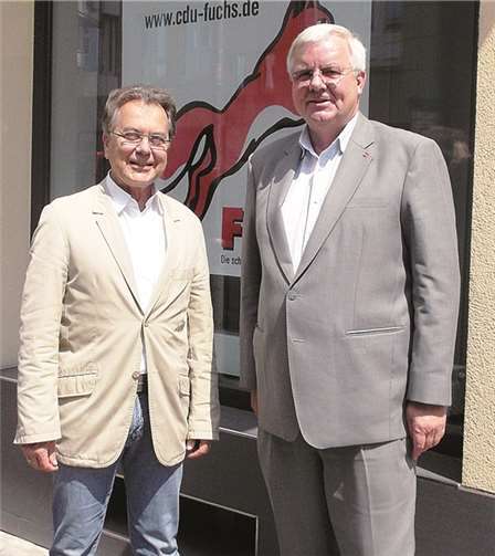 CDU-Bundestagsabgeordneter Dr. Michael Fuchs (r.) konnte Dr. Dieter Knapp jetzt über die Zusage des Verteidigungsministeriums informieren, die Arbeit von Interplast künftig mit Sanitätsmaterial zu unterstützen. privat