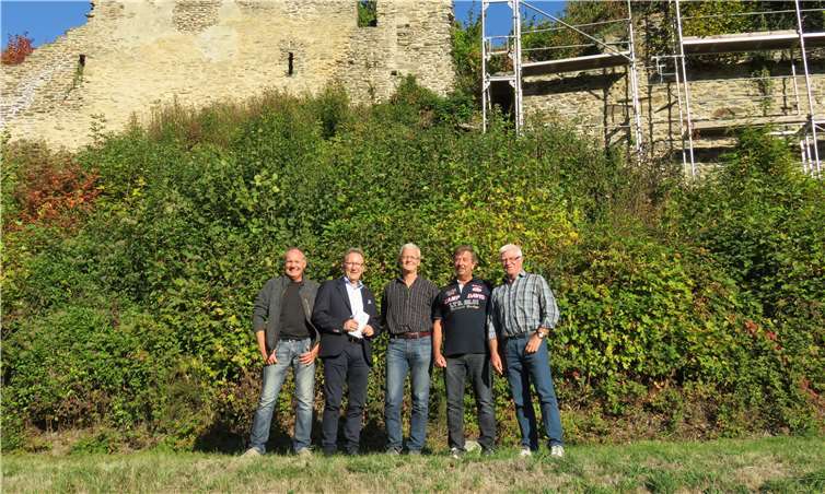 CDU-Bundestagsabgeordneter Erwin Rüddel (2. v. l.) traf sich unlängst mit Vorstandsmitgliedern des Freundeskreises an der Isenburg und hat sich erfolgreich für eine Förderung in Höhe von 100.000 Euro aus dem Denkmalschutz-Sonderprogramm des Bundes eingesetzt. privat