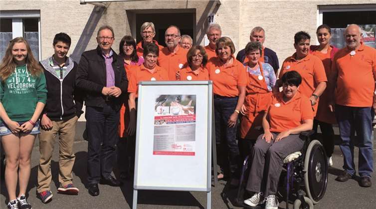 CDU-Bundestagsabgeordneter Erwin Rüddel (3.v.li.) bei der Asbacher Tafel. privat