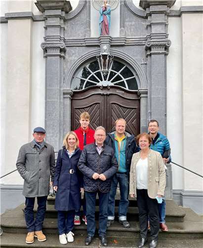 CDU-Bundestagsabgeordneter Erwin Rüddel (Mitte) und CDU-Landtagsabgeordnete Ellen Demuth (2.v.li.) trafen sich bereits Anfang November 2021 zum Informationsaustausch mit Vertretern der Schulleitung sowie der Eltern- und Schulgemeinschaft des von der Schließung bedrohten Franziskus-Gymnasiums auf der Rheininsel Nonnenwerth.Quelle: Büro von Erwin Rüddel