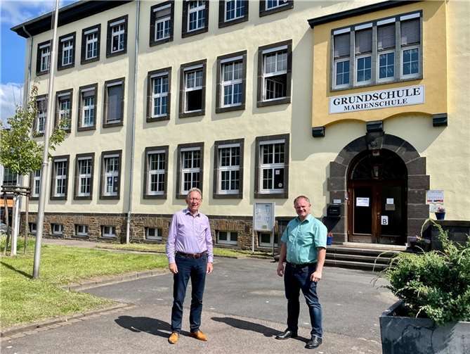 CDU-Bundestagsabgeordneter Erwin Rüddel und Oberbürgermeister Jan Einig freuen sich über die 70-prozentige Bundesförderung der Ganztagsbetreuung an Neuwieder Grundschulen.Foto: CDU