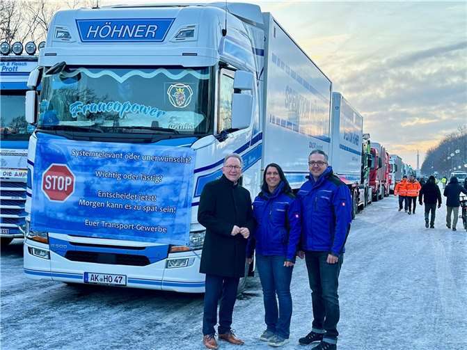 CDU-Bundestagsabgeordneter Erwin Rüddel unterstützt den Protest der Logistikbranche, hier vertreten durch Truckerin Katrin „Tinka“ Oschmann und Spediteur Marc Höhner.  Foto: Knut Wagner