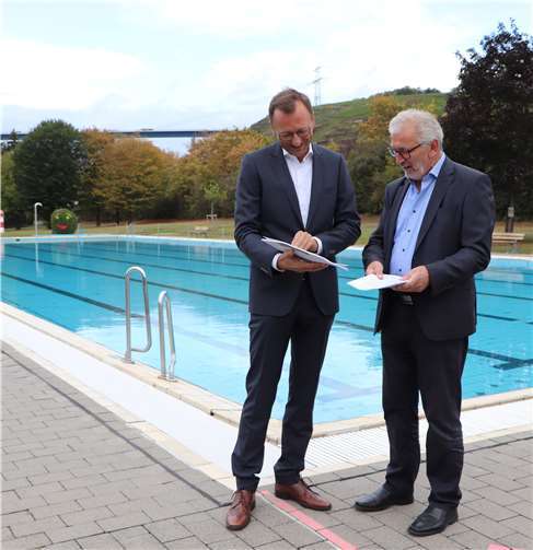CDU-Bundestagsabgeordneter Josef Oster (li.) mit VG-Bürgermeister Bruno Seibeld beim Ortstermin am Freibad in Winningen. Foto: privat
