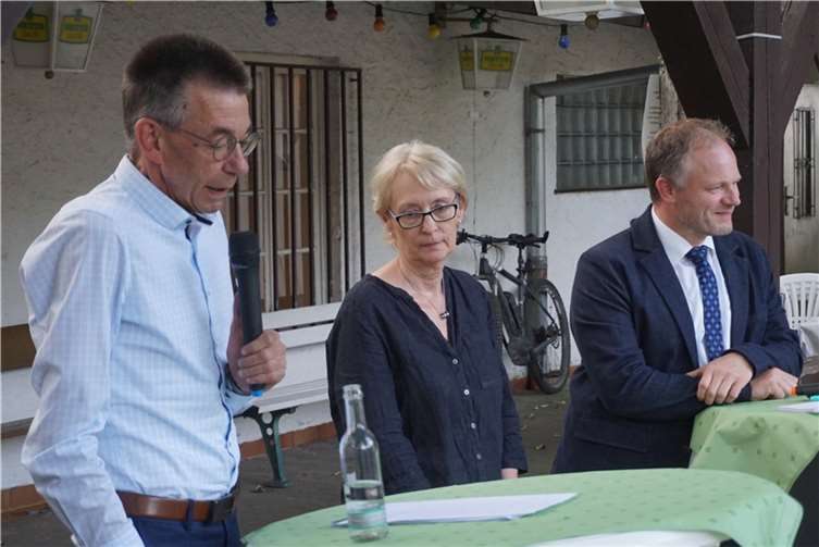 CDU-Chef Martin Hahn, Ortsvorsteherin Christine Neuer-Seelbach und OB Jan Einig begrüßten rund 70 Interessierte zur Infoveranstaltung.