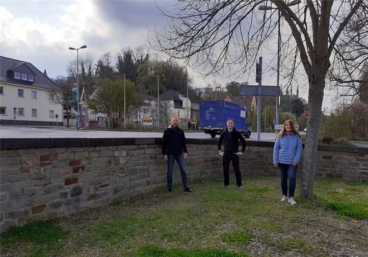CDU-Delegation am Verkehrsknotenpunkt B 9/Bergstraße: v.l.n.r. Andreas Köpping, Niclas Schell, Herta Lauer.Foto: privat