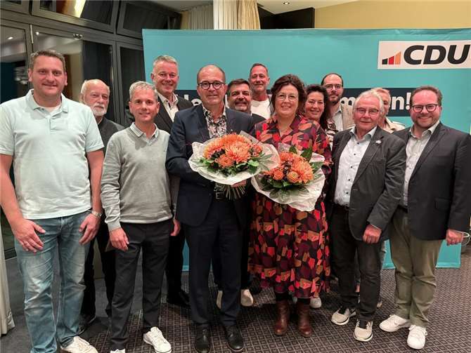 CDU Direktkandidat Peter Moskopp, MdL (4.v.l.) und Ersatzbewerberin Alexandra Menge (5.v.r.) zusammen mit dem Partei- und Fraktionsvorsitzenden der CDU Rheinland-Pfalz, Gordon Schnieder, MdL (4.v.l.), dem Ersten Kreisbeigeordneten des Landkreises Mayen-Koblenz, Pascal Badziong (1.v.r.) sowie den Mitgliedern des CDU-Gemeindeverbandes Vallendar nach der einstimmigen Kandidatenaufstellung.  Foto: Marcel Willig)