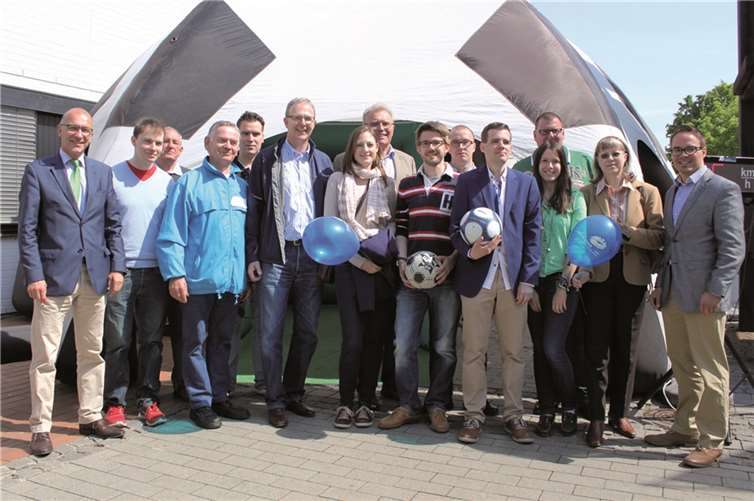 CDU-Europa-Abgeordneter Axel Voss (6. v.l.) mit den sportlichen Mitgliedern der Meckenheimer CDU und Jungen-Union beim Torwandschießen. CDU Meckenheim