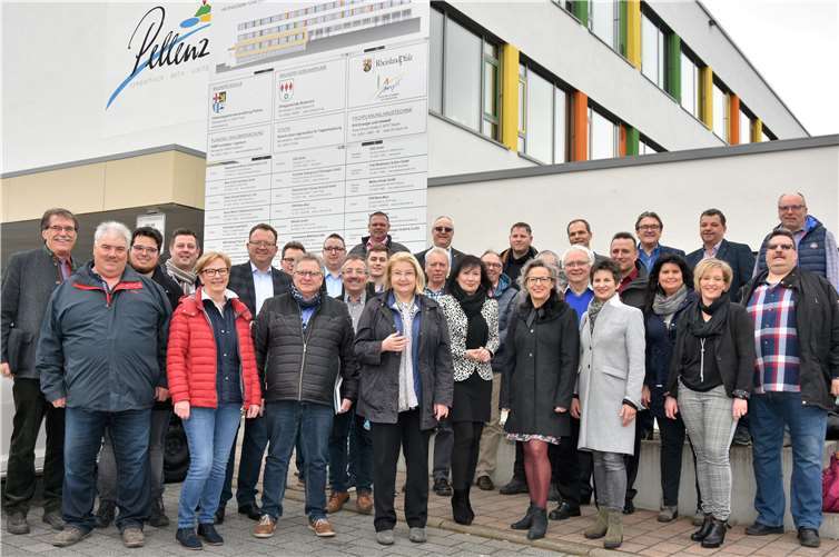 CDU-Fraktion und CDU-Gemeindeverband Pellenz besuchten mit den Kandidaten für die Kommunalwahl die sanierte Grundschule in Nickenich. Foto: CDU-Gemeindeverband Pellenz