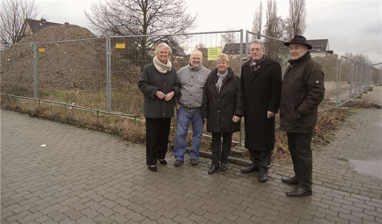 CDU-Fraktionsmitglieder konnten sich vor Ort von der zu bebauenden Fläche ein Bild machen (v. l.): Edith Hoerrnchen, Eitel Bohn, Anne Schumann-Dreyer, Peter Balmes, Karl-Heinz Rosenbaum.