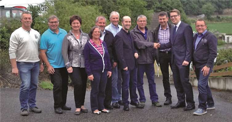 CDU-Fraktionssprecher Christian Schmitt (2.v.re.) und CDU-Gemeindeverbandsvorsitzender Tino Hackenbruch (5.v.re.) begrüßen Frank Loosen in den Reihen der CDU-Verbandsgemeinderatsmitglieder. privat