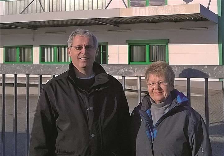 CDU-Fraktionsvorsitzende Anne Schumann-Dreyer und CDU-Fraktionsmitglied Ernst Knopp vor dem neuesten Leerstand: einer Gewerbeimmobilie in der Ernst-Sachs-Straße. privat