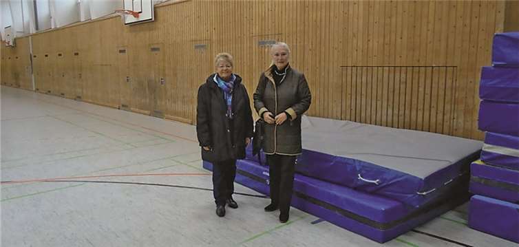 CDU-Fraktionsvorsitzende Anne Schumann-Dreyer und die sportpolitische Sprecherin der CDU-Fraktion, Monika Sauer, fruen sich, dass der Sprtbetrieb in der sanierten Halle wieder aufgenommen werden konnte.privat