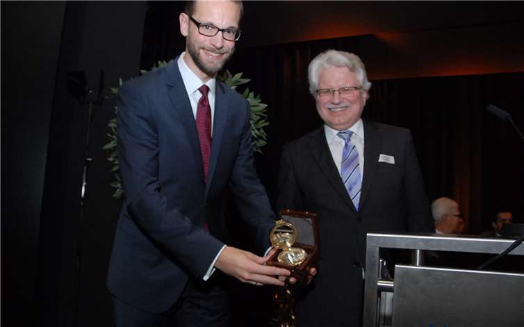 CDU-Fraktionsvorsitzender Dr. Wolfgang Neutz schenkte dem neuen Vorsitzenden des VG-Rats einen Kompass. KER