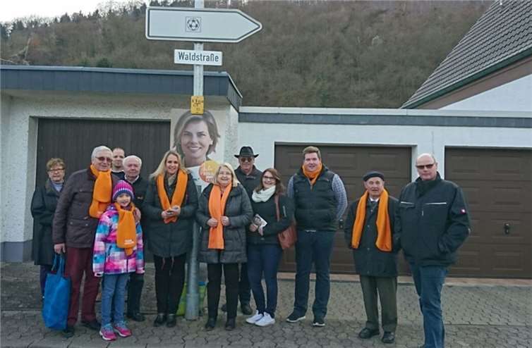 CDU-Freunde mit ihrer Vorsitzenden Melanie Roth (Mitte links) in Namedy unterwegs mit der Landtagskandidatin und Abgeordneten Hedi Thelen (Mitte rechts) und ihrem B-Kandidaten Gerhard Masberg (rechts). privat