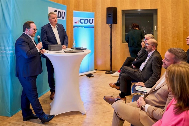 CDU-Gemeindeverbandsvorsitzender Pascal Badziong (l.) und CDU-Landesvorsitzender Gordon Schnieder (r.) beantworten die Fragen der Gäste. 