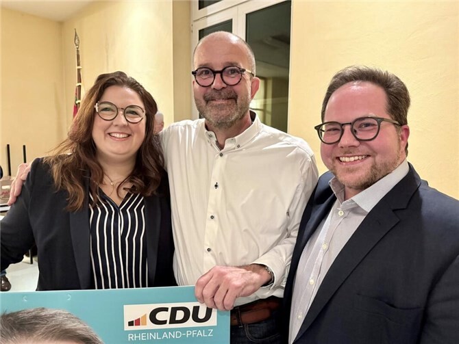 CDU-Gemeindeverbandsvorsitzender und Erster Kreisbeigeordneter Pascal Badziong (r.) freut sich zusammen mit Wahlsieger Peter Moskopp, MdL, und B-Kandidatin Alexandra Menge über das Ergebnis der Christdemokraten in der Verbandsgemeinde Vallendar.