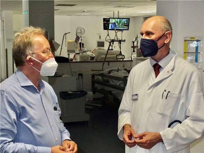 CDU-Gesundheitsexperte Erwin Rüddel im Austausch mit Nephrologe Dr. Wolfgang Treiber. Foto: Reinhard Vanderfuhr / Büro Rüddel