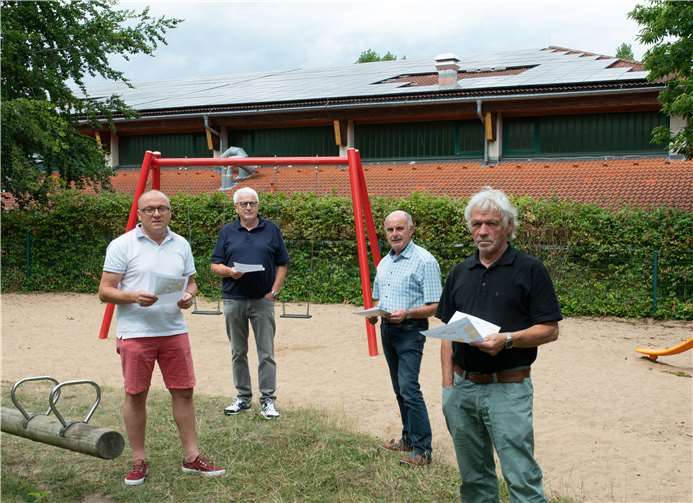 CDU-Grafschaft mit klarem Kurs in Sachen Photovoltaik: Wie hier an der Turnhalle Ringen sind schon einige Dachflächen belegt. Foto: CDU Grafschaft