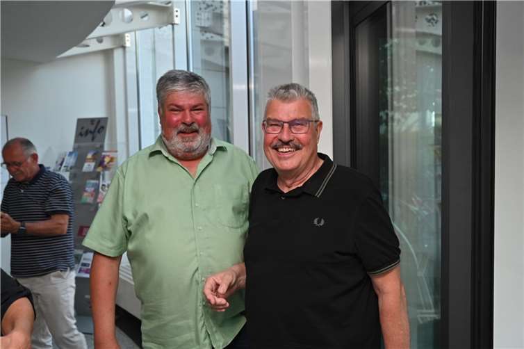 CDU-Kandidat Achim Grün (links) ist der neue Stadtbürgermeister von Mendig. Der bisherige Amtsinhaber Hans Peter Ammel (SPD) gehörte zu den ersten Gratulanten.  Fotos: SK