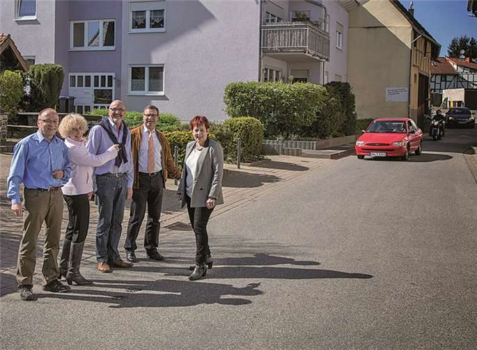 CDU-Kommunalpolitiker aus Kreis und Gemeinde am Engpass in der Ortslage Esch. Nur eine Ortsumgehung kann Entlastung schaffen. MS
