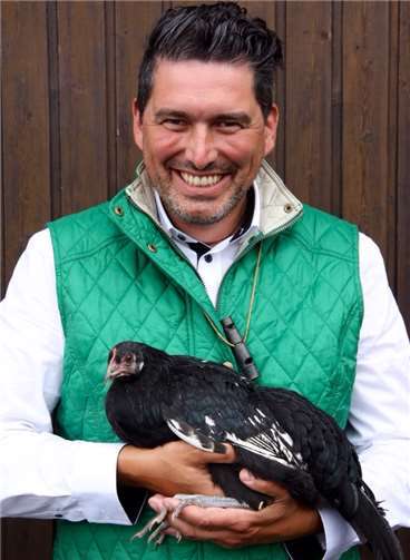 CDU-Kreistagsabgeordneter und Krüperzüchter Jörg Erich Haselier mit einem seiner Zuchttiere.  privat