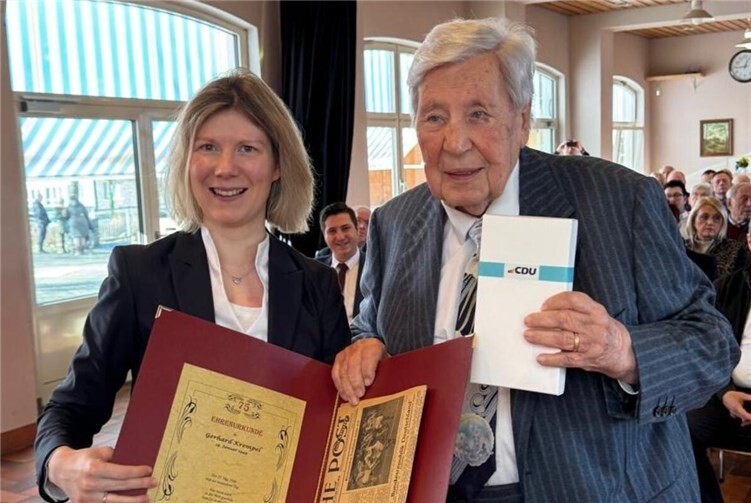 CDU-Kreisvorsitzende Jenny Groß MdL ehrte Gerhard Krempel im Januar 2025 für 75-jährige Mitgliedschaft Foto:CDU Westerwald