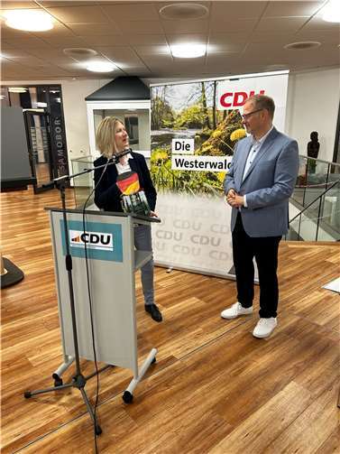CDU-Kreisvorsitzende Jenny Groß MdL gratuliert Harald Orthey zur Nominierung als CDU-Direktkandidat für den Bundestag.  Foto: Bela Bay
